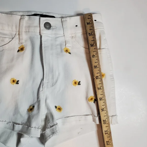 Hollister girls white shorts 23" waist Flower embroidery with tan t-shirt. - Picture 5 of 11